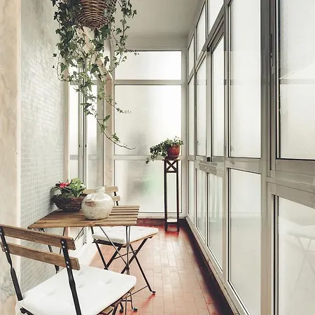 Romantic Gem In City Center 아파트